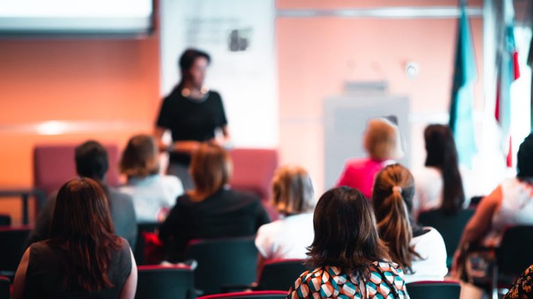 Como contratar uma psicóloga para palestras sobre violência contra a mulher - Mens Sana Psicologia