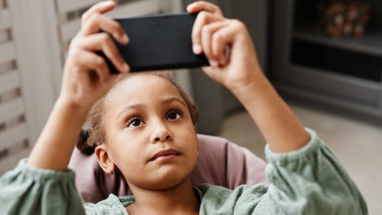O excesso de telas pode afetar a saúde emocional das crianças - Mens Sana Psicologia