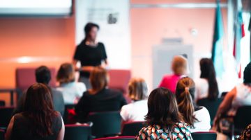Como contratar uma psicóloga para palestras sobre violência contra a mulher - Mens Sana Psicologia