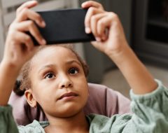 O excesso de telas pode afetar a saúde emocional das crianças - Mens Sana Psicologia