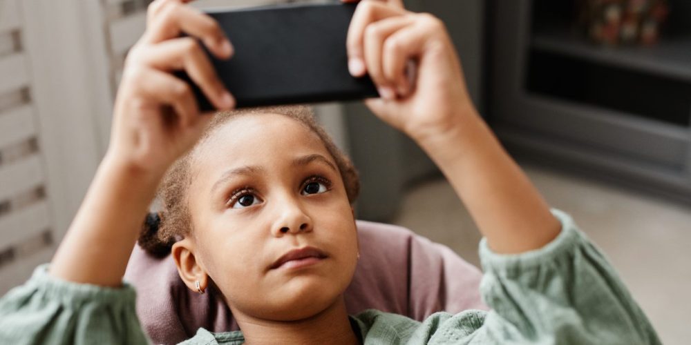 O excesso de telas pode afetar a saúde emocional das crianças - Mens Sana Psicologia